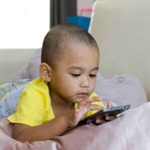 Criança aprende a ler usando o celular